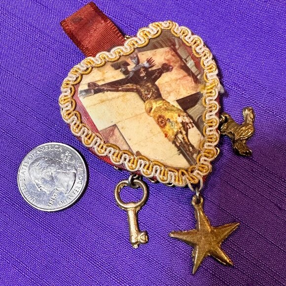 Vintage Folk Art Jesus Brooch / Pin - Picture 4 of 4